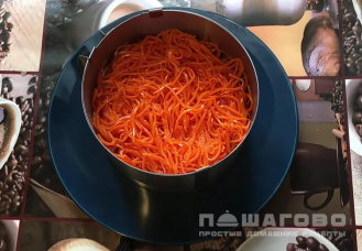 Фото приготовления рецепта: Слоеный салат с курицей и корейской морковью - шаг 5