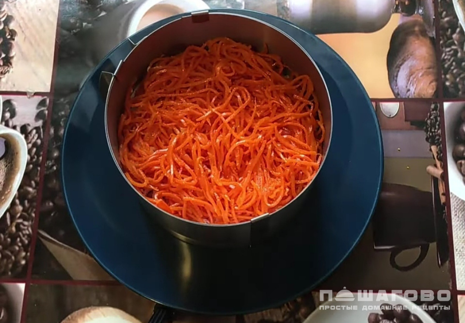 Фото приготовления рецепта: Слоеный салат с курицей и корейской морковью - шаг 5