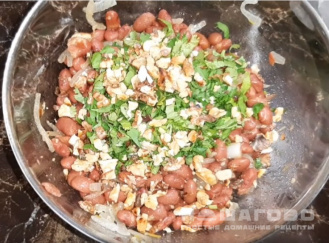 Фото приготовления рецепта: Салат из консервированной фасоли - шаг 4