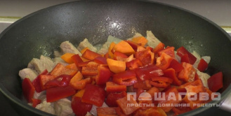 Фото приготовления рецепта: Жаркое со свининой, грибами и овощами - шаг 4