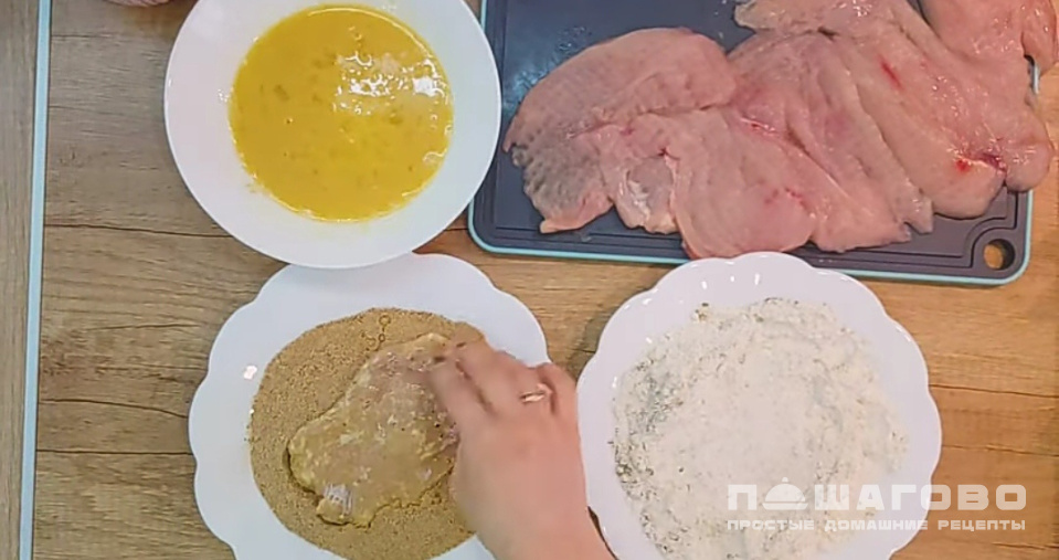 Фото приготовления рецепта: Шницель куриный в панировке - шаг 8