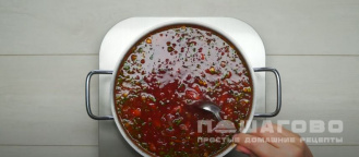 Фото приготовления рецепта: Борщ красный со свеклой, томатной пастой и зеленью - шаг 18