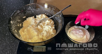 Фото приготовления рецепта: Диетические сырники в духовке - шаг 3