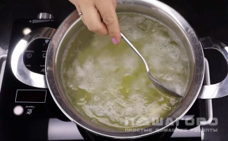 Фото приготовления рецепта: Суп с сосисками и вермишелью - шаг 1
