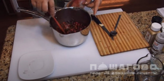 Фото приготовления рецепта: Соус из клюквы к мясу - шаг 6