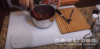 Фото приготовления рецепта: Соус из клюквы к мясу - шаг 6