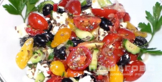 Фото приготовления рецепта: Салат из помидоров и огурцов с сыром фета и оливками - шаг 6