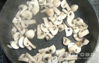 Фото приготовления рецепта: Омлет с грибами - шаг 1