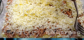 Фото приготовления рецепта: Салат «Мимоза» с картофелем и сайрой - шаг 4