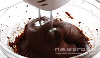 Фото приготовления рецепта: Пирожное Брауни с творогом и вишней - шаг 2
