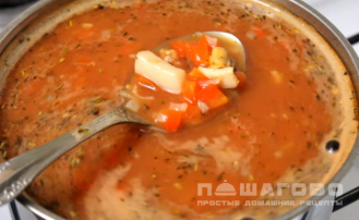 Фото приготовления рецепта: Томатный суп из морепродуктов - шаг 6