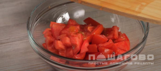 Фото приготовления рецепта: Овощной салат со сметаной и зеленью - шаг 1