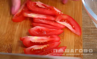 Фото приготовления рецепта: Салат из помидоров с луком - шаг 2