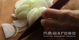Фото приготовления рецепта: Кабачки, фаршированные мясом в духовке - шаг 4