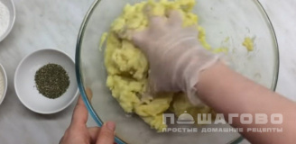 Фото приготовления рецепта: Шарики из картофельного пюре - шаг 2
