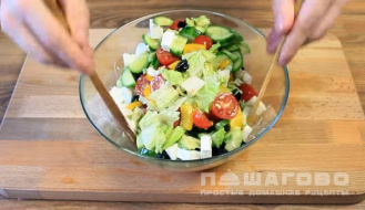 Фото приготовления рецепта: Настоящий греческий салат с сыром фета - шаг 6
