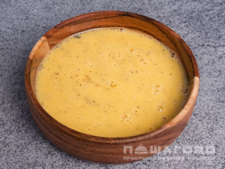 Фото приготовления рецепта: Омлет с ветчиной сыром и яблоком - шаг 3