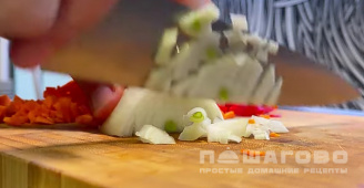 Фото приготовления рецепта: Кускус с курицей и болгарским перцем - шаг 2