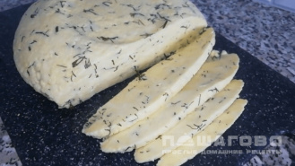 Фото приготовления рецепта: Домашний сыр с зеленью - шаг 3