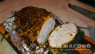 Фото приготовления рецепта: Карбонат свиной в духовке в фольге с чесноком - шаг 3