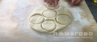 Фото приготовления рецепта: Пончики со сгущенкой - шаг 9