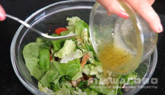 Фото приготовления рецепта: Зеленый салат с гренками - шаг 13