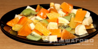Фото приготовления рецепта: Фруктовый салат из хурмы и апельсина - шаг 2