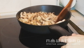 Фото приготовления рецепта: Куриный суп с грибами шампиньонами и зеленью - шаг 3