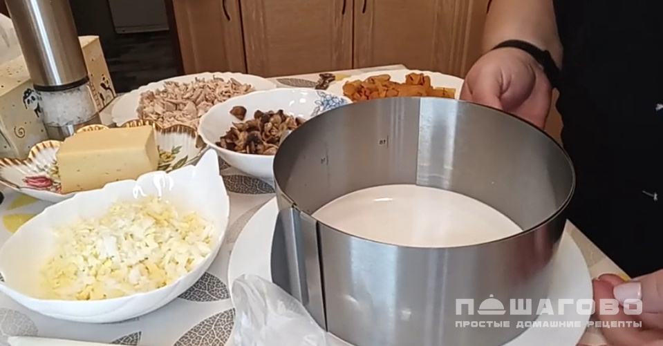 Фото приготовления рецепта: Салат с курагой и курицей - шаг 5
