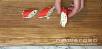 Фото приготовления рецепта: Закуска из крабовых палочек с сыром и зеленью - шаг 7