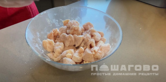 Фото приготовления рецепта: Курица в кисло-сладком соусе со сладким перцем и ананасами - шаг 2