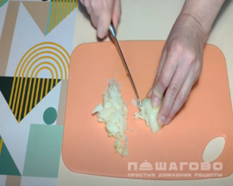 Фото приготовления рецепта: Новогодний салат Мимоза с сайрой без моркови - шаг 3