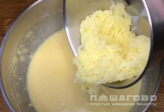 Фото приготовления рецепта: Картофельные блины на молоке - шаг 4