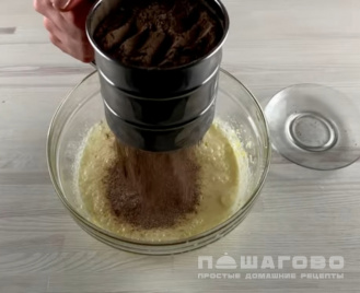 Фото приготовления рецепта: Классические шоколадные маффины с какао - шаг 6