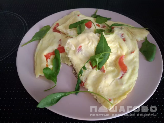 Омлет с красным перцем и рукколой