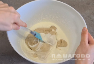 Фото приготовления рецепта: Домашнее мороженное из банана на сгущенном молоке и сливках с мятой - шаг 3