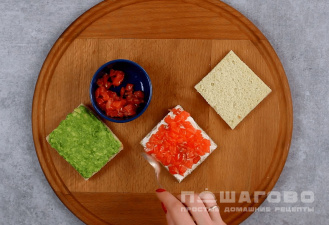 Фото приготовления рецепта: Сэндвичи с авокадо и слабосолёной красной рыбой - шаг 2