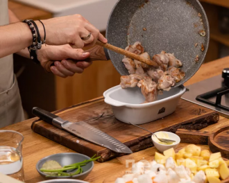 Фото приготовления рецепта: Рагу из курицы с шампиньонами - шаг 3