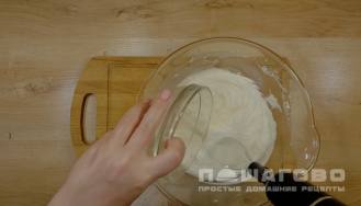 Фото приготовления рецепта: Сухарник (пирог из сухарей) - шаг 4