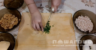 Фото приготовления рецепта: Слоеный салат "Нежность" с курицей - шаг 5