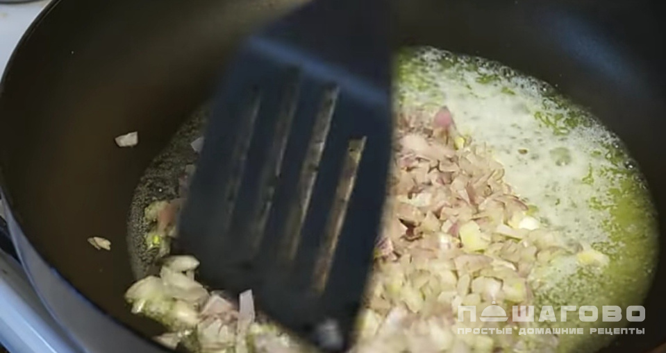 Фото приготовления рецепта: Грибной соус к мясу - шаг 3