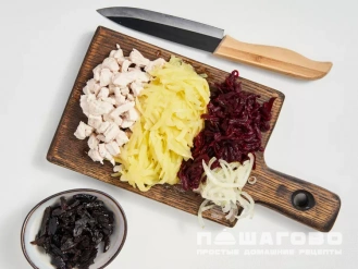 Фото приготовления рецепта: Салат с курицей и гранатом - шаг 2