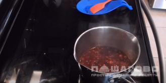 Фото приготовления рецепта: Соус из клюквы к мясу - шаг 8