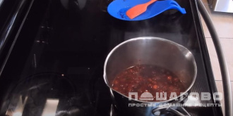 Фото приготовления рецепта: Соус из клюквы к мясу - шаг 8