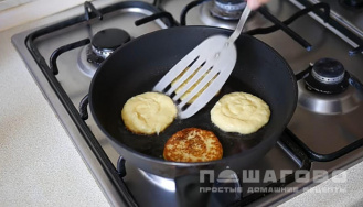 Фото приготовления рецепта: Картофельные оладьи - шаг 4