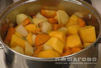 Фото приготовления рецепта: Суп овощной с тыквой - шаг 4
