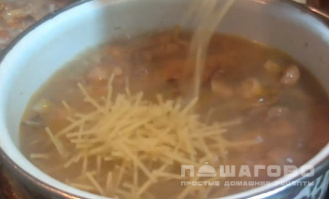 Фото приготовления рецепта: Суп грибной из лисичек - шаг 4