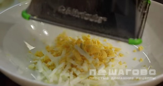 Фото приготовления рецепта: Салат "Изумрудный браслет" с курицей корейской морковью и киви - шаг 2