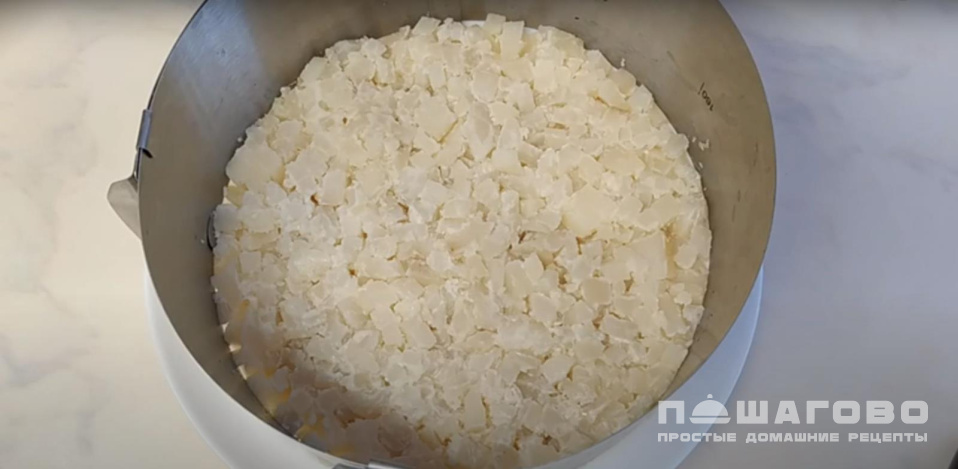 Фото приготовления рецепта: Слоеный салат с копченой курицей, отварным картофелем и грибами - шаг 6