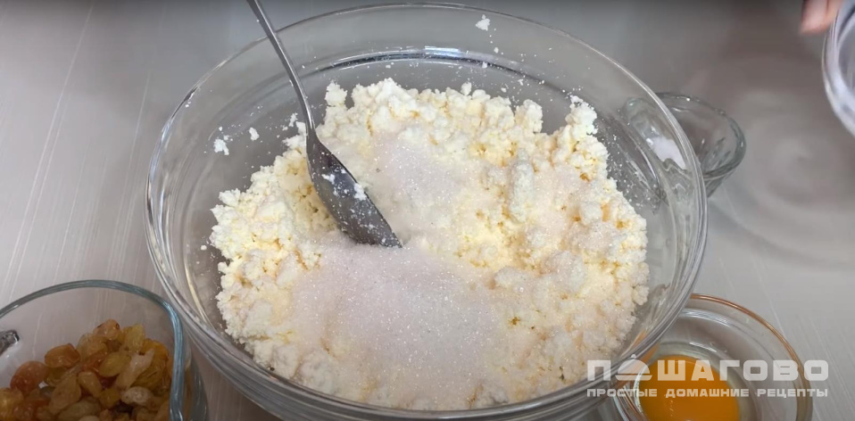 Фото приготовления рецепта: Сладкие сырники с изюмом для детей - шаг 1